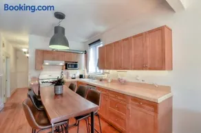 Light filled Condo 3 Bedrm with enclosed sunny backyard - Image 2