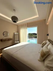 Sunset Aura Riverside Villa & Pool - Image 3