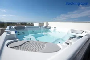R-40-F Exclusive Villa with jacuzzi - Image 4
