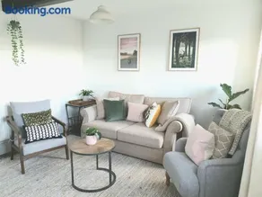 Romantic & Cosy Cottage with Direct Access to the Hills - Image 2
