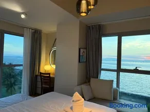 Modern 1BR with Balcony Facing Infinity Pool Manila Bay Sunset Near Airports OKADA Solaire MOA - Image 3