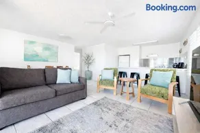 Surf Chalet Luxe Beachside Apartment Alex Headland - Image 3