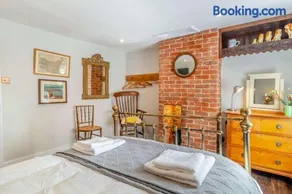 Charming 1BR Cottage - Image 5
