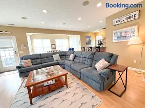 5 Bedroom Home in Old Homestead II - Image 2