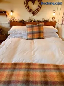 The original Sleeping Giant Lodge with hot tub & Alpacas - Image 5
