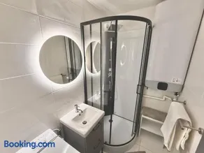 2 Bedrooms, TV & Wifi - Image 4