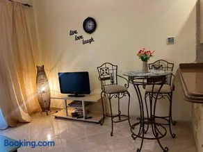 Palm Beach Piazza LUXURY Apartment-Private Beach Access - Image 2
