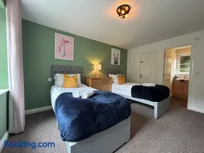 6 Bed, Sleeps 14, En-suites & Parking - Image 3