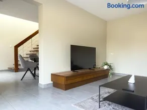 Maison contemporaine de 150 m2 avec garage privé et terrasse ensoleillée - Image 5