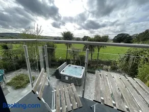 5 Bed House-Sleeps 14-Hot Tub-Bar-Garden-Parking - Image 4