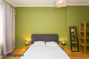 Colorful 2BDR Apartment in the City Center - Image 2