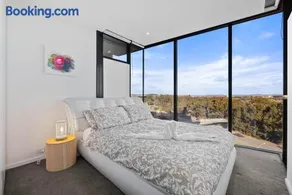 Elegant 2B2B Apt New Acton South w 2 side by side parkings - Image 3