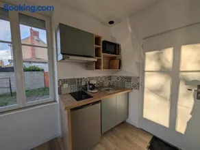 Studio Cosy en RDC - Immeuble Privé - Parking Gratuit - Image 1