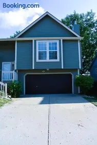 Cozy 3BR-3BA Home Near Zona Rosa Shopping and Dining - Image 2