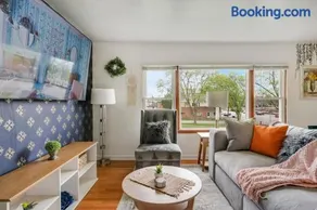 Executive Retreat - 2 Parking Spaces, Sleeps 4! - Image 4