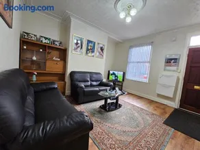 Spacious two bedroom house, parking and WiFi - Image 4