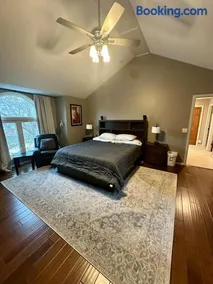 Spacious 4-bed family home with park views - Image 5