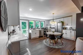 Stylish 2 King Bed Retreat Near Grandview - Image 4