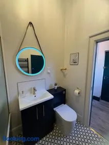 Newly refurbished, 2BD, 1Bath, Free Parking, Central - Image 4
