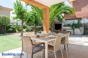 Villa with garden next to the beach - Image 2