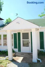 Cozy Cabin Retreat - Sleeps 8 - 1 Hr from STL - Image 3