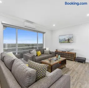 Luxurious Home on the Beachside - Image 4