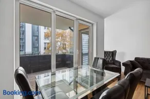 Eindrucksvolle Zwei-Zimmer-Wohnung mit Balkon und großer Küche - Image 2