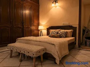 Cozy Theater Stay in DLF Phase 1 - Image 5