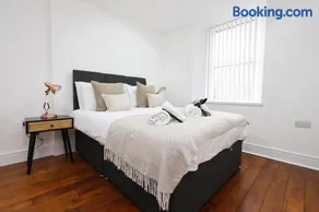 New Lodge Studios with Full Kitchen and Parking - Image 1
