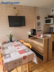 Le Flocon, Rez de Jardin super Cosy au Cœur des Rousses - Netflix , WI-FI, Parking Gratuit & Draps inclus - Image 3
