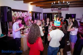 Casa Vatra Sinteului - Cu sala de evenimente de capacitate mare - Se inchiriaza integral - Image 1