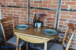 Cosy character cottage in central Marlborough UK - Image 3