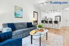 Modern Stamford Stay Near Dining & Train - Image 2