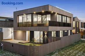 Colite Luxury Barwon Heads Sleeps 8 Rooftop deck 2 minute walk to the main shops river and parks - Image 3