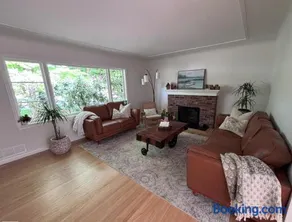 Edgemont House - 8 Guests, Deck and Yard, North Vancouver - Image 3