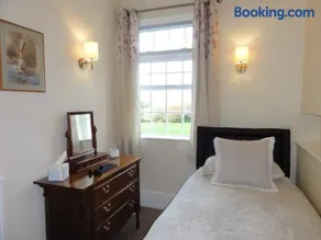 The Moretons Farmhouse - Image 4