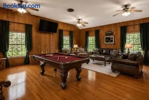 King suite-Sitting area-Backyard views-The Blooming Garden - Image 3