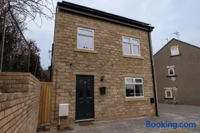 Peakstone House - Image 1