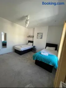 Spacious 4-bed sleeps 10 comfortably - Image 2