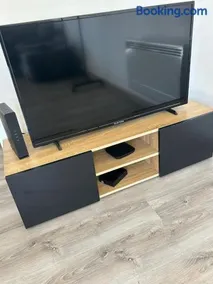 Joli studio une pièce 15min à pied centre dEpinal 4 personnes grâce au canapé lit, parking privé gratuit et parking extérieur gratuit Machine à laver TV wifi machine à café linge de lit et serviettes fournis - Image 1