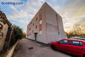 Paeninsula Studio Apartment - Image 1