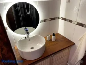 Small & Cozy Studio Apartment - WiFi & Free Parking - Image 3
