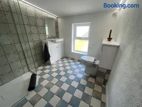 Comfortable lakeside house in Donegal Gealtacht - Image 3
