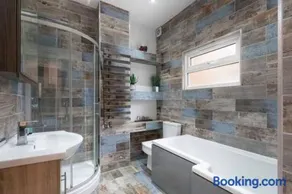 Cosy & Stylish Two Bed Apartment - Image 5
