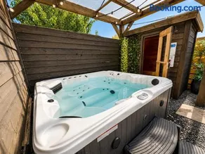 Cozy wellness cabin with home cinema and private jacuzzi ,sauna and garden between Amsterdam Haarlem and Schiphol Airport - Image 1