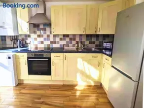 Cawley Priory, Spacious 2 Bedroom City Centre Flat with Parking Space - Chichester Holiday Properties - Image 4