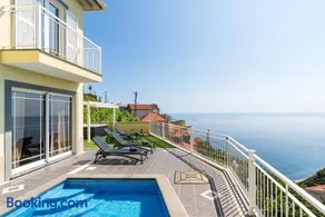 Casa Agrela by Rent2U, Lda Swimming Pool & Jacuzzi - Image 1