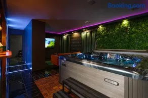L escale VRAI Jacuzzi 130 jets, Sauna, lit king size, écran géant, NETFLIX - Image 1