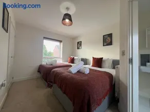 Great Ambience 3-Bedroom for Groups & Contractors - Image 2