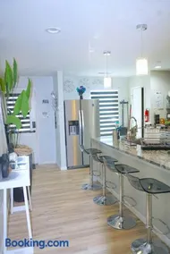 Stylish 3bedroom airport home near ATL w patio & parking - Image 1